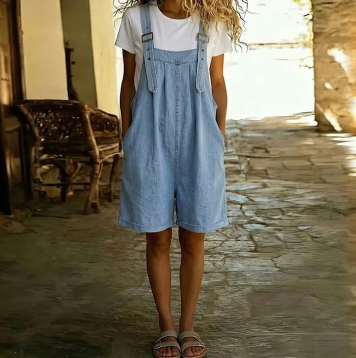 Clara | Salopette courte en denim bleu clair au style vintage délavé