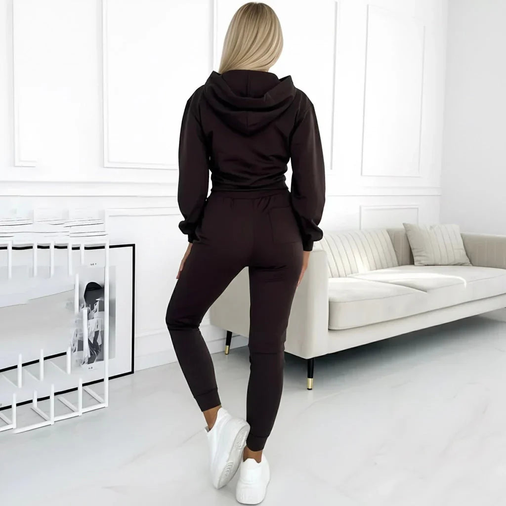 "Livia – Set Sport Elegant și Confortabil" can be rewritten as "Livia – Set Sportiv Elegant și Confortabil".