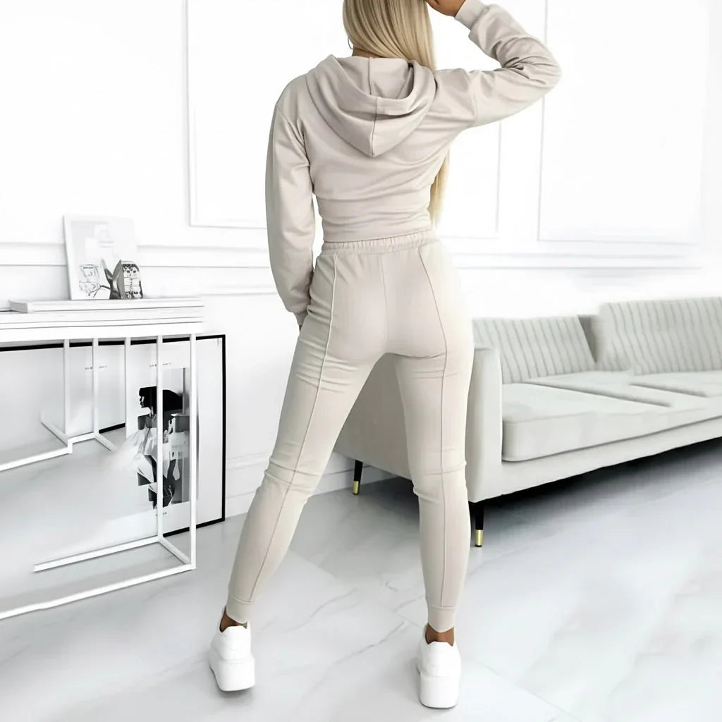 "Livia – Set Sport Elegant și Confortabil" can be rewritten as "Livia – Set Sportiv Elegant și Confortabil".