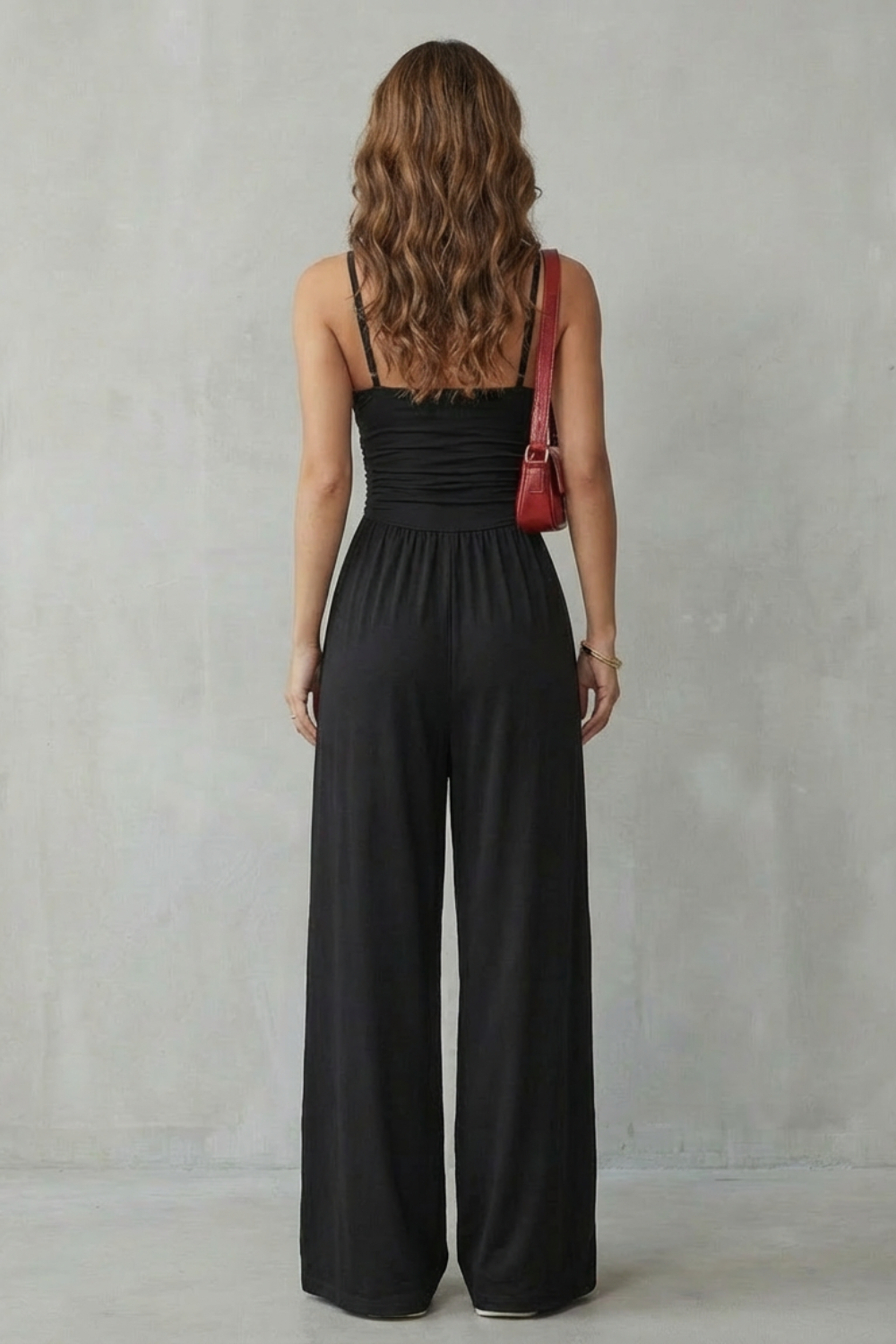 Jumpsuit lejer cu bretele subțiri și pantaloni evazați