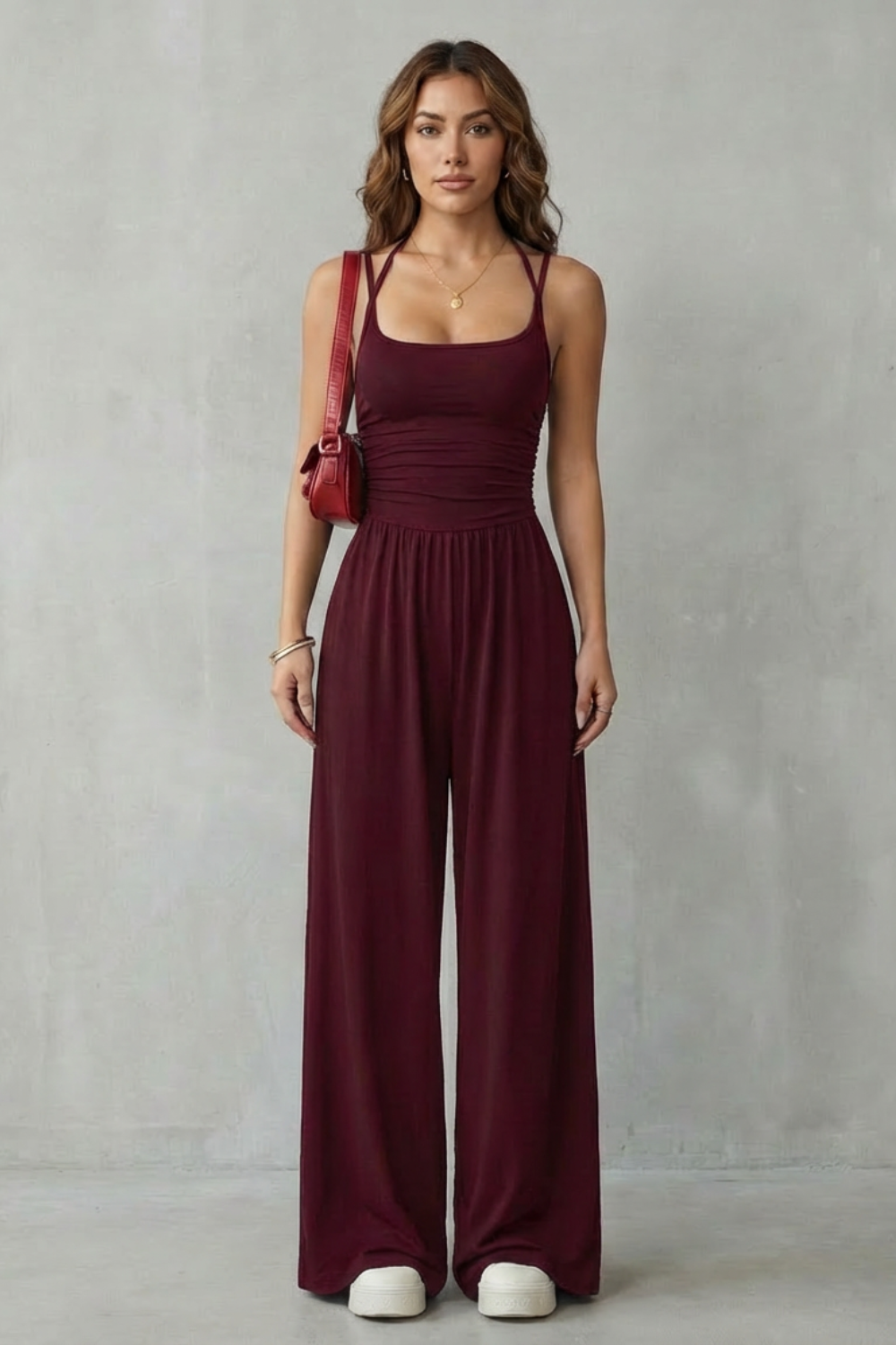 Jumpsuit lejer cu bretele subțiri și pantaloni evazați