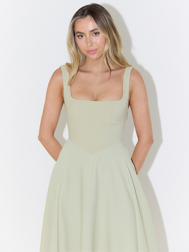Grace | Robe Midi Légère à Décolleté Carré