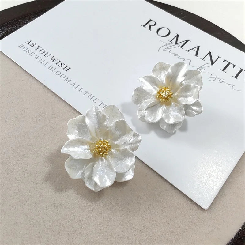 Cercei din acril alb Blommörhängen