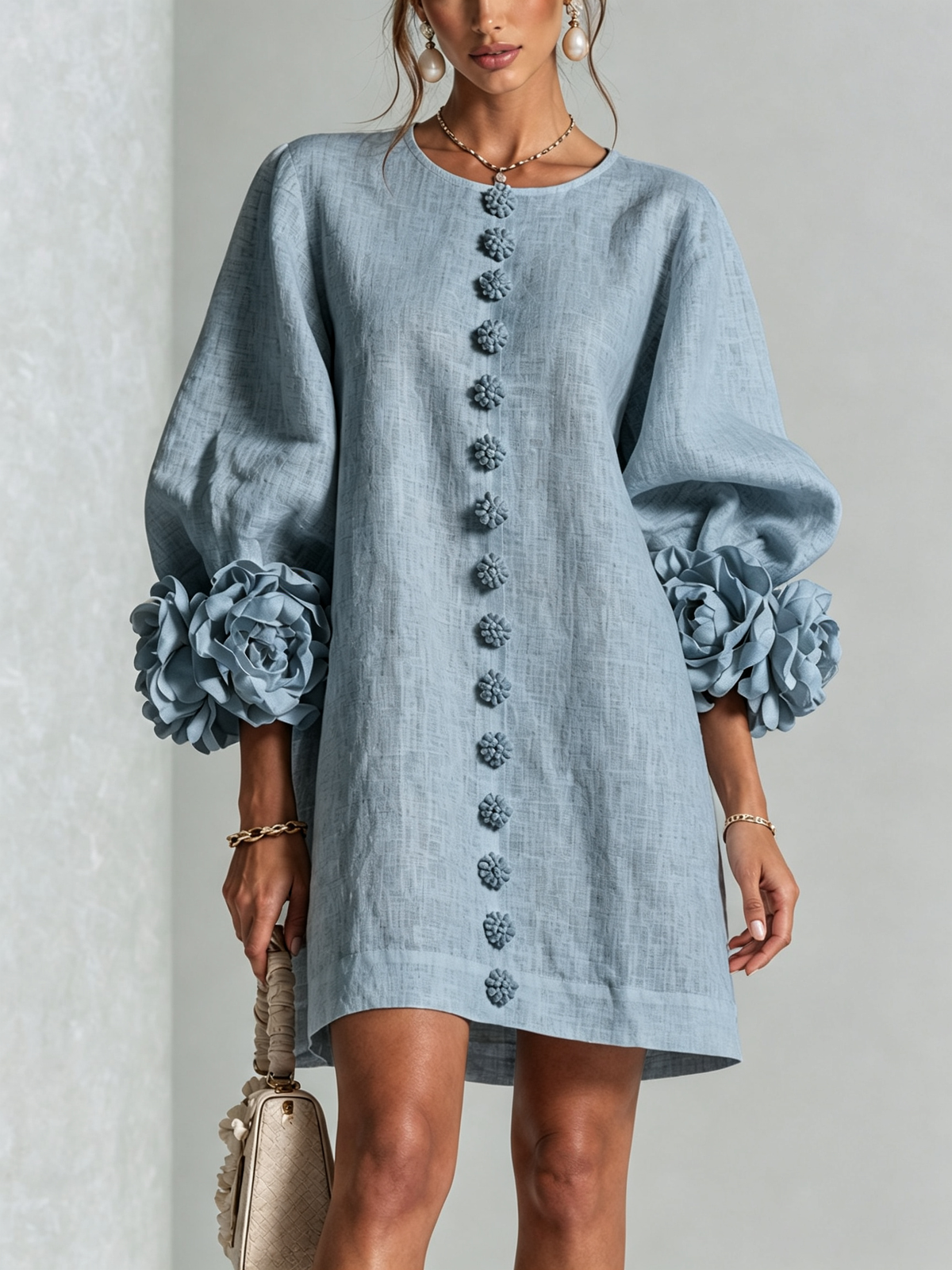 Cristina | Rochie mini albă cu flori și manșete decorate