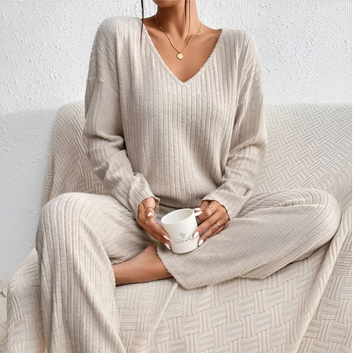 Wilma – Set Tricotat din Două Piese: Pulover cu Decolteu în V și Pantaloni Confortabili