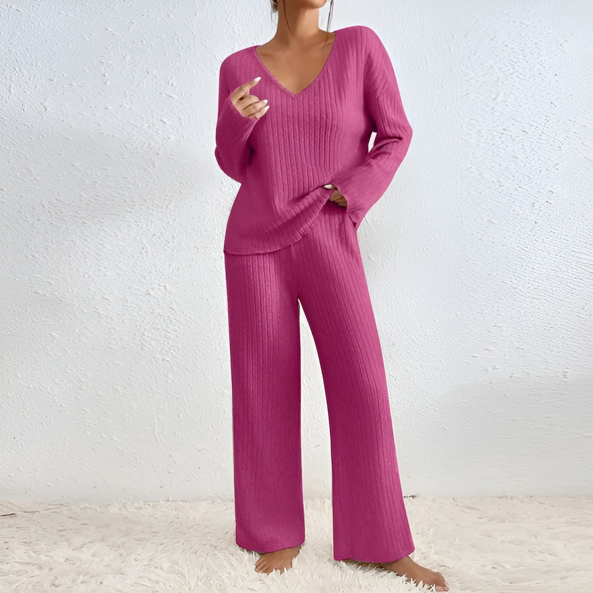 Wilma – Set Tricotat din Două Piese: Pulover cu Decolteu în V și Pantaloni Confortabili